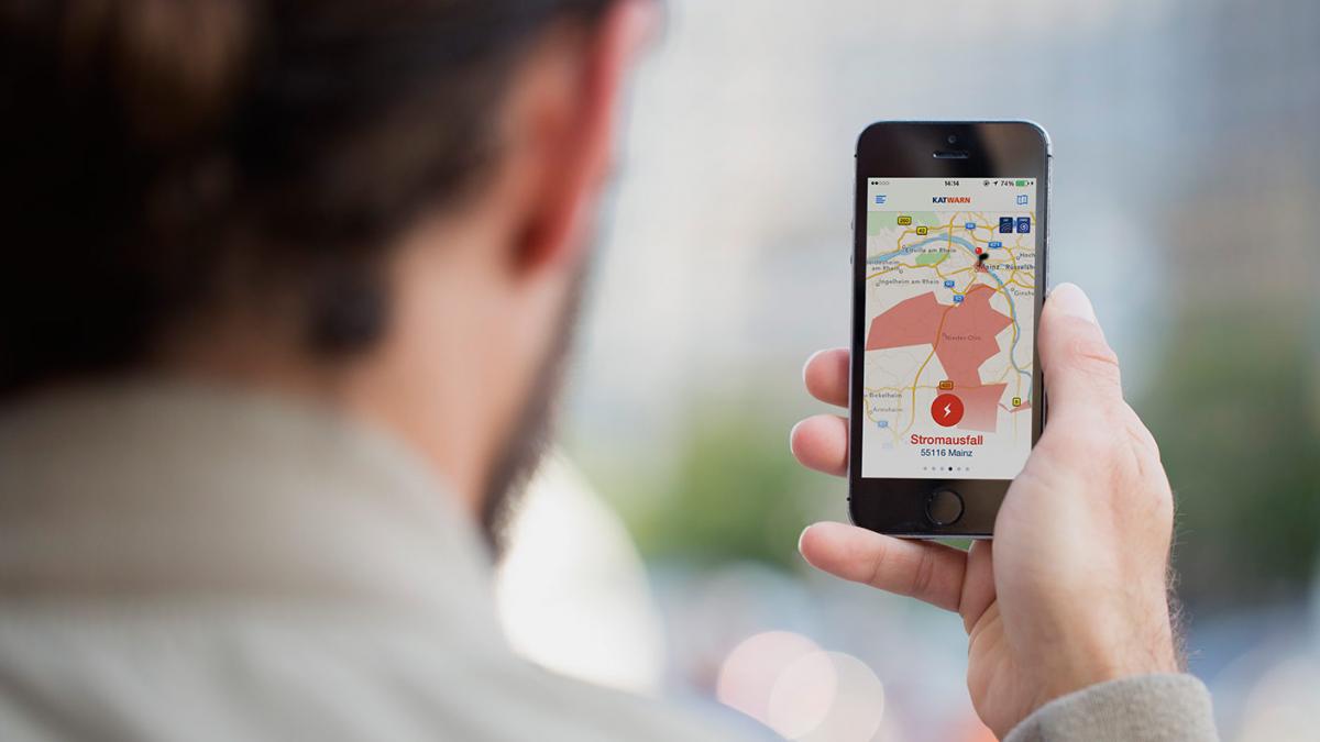 Die KATWARN App auf einem iPhone, zeigt einen Stromausfall