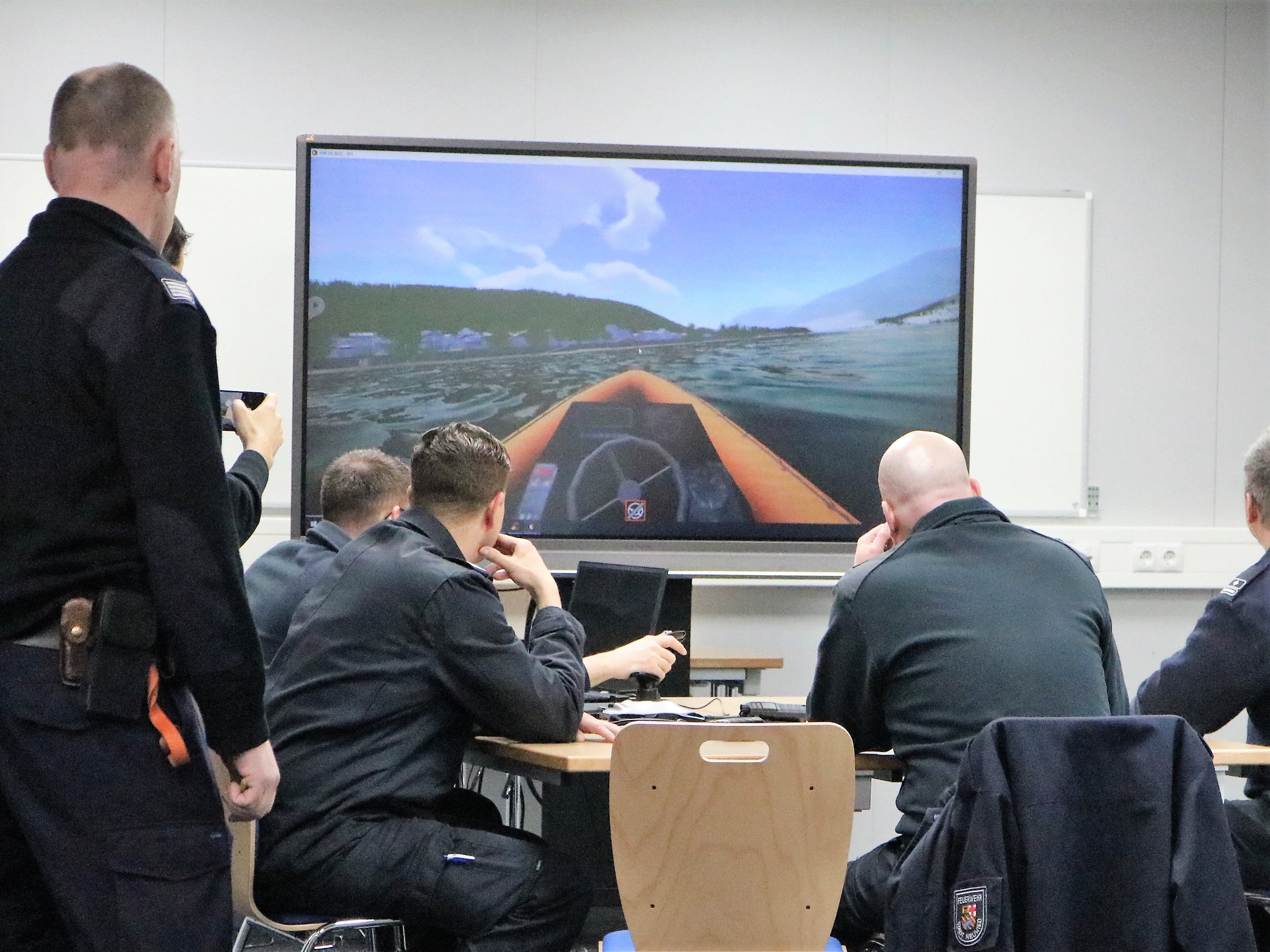 Bild 1: Im Rahmen der virtuellen Übung in den neuen Schulungsräumen der LFKA wurde sowohl die landseitige als auch die wasserseitige Gefahrenabwehr dargestellt. (Bild: LFKA)