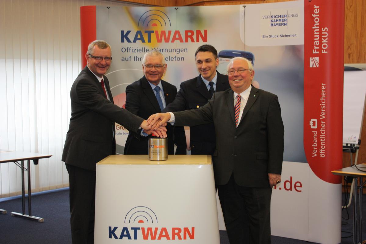 Beim symbolischen KATWARN-Start in Pirmasens: Harald Speil von der Versicherungskammer Bayern (v.l.), Landrat Jörg Dupprè, Kreisfeuerwehrinspekteur Stiven Schütz. Ortwin Neuschwander von Fraunhofer FOKUS.