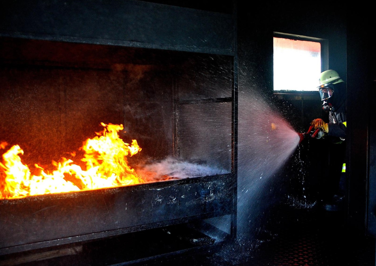 In einem Zimmer brennt ein Bett.